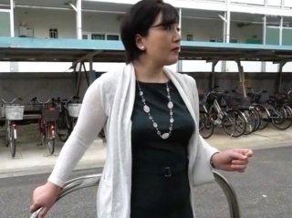 〖四十路熟女〗夫だけでは物足りない性獣妻 口内射精の後、美味しそうにゴックンしちゃいます