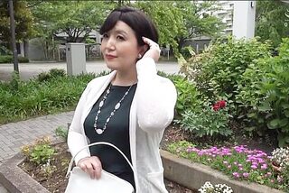 〈不貞熟妻〉自分の住居である団地の通りに立ちイキおイイ男を引き込んでハマる！まさに団地の女郎蜘蛛！ww