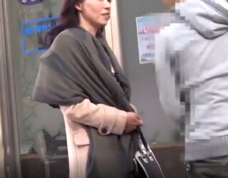 【熟女ナンパ】立ち姿がすでにエロい… 若いバリカタちんぽに、奥まんこをズボ突きされて、下品にイッちゃう、アラフィフ妻…