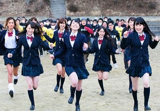【企画】捕まったら即ハメレイプ！逃げ惑う制服コスの美少女たちを地の果てまで追いかけ中出し！！