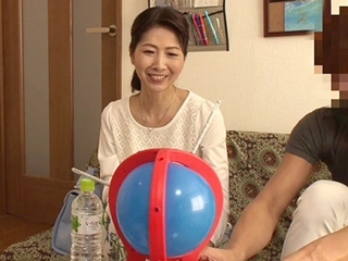綺麗な美魔女が若い男に頼まれて気持ちいいことをたっぷりと指導してあげて乱れまくるww