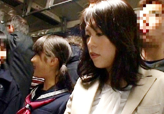 【親子丼痴漢】「娘に手出さないで…」スレンダー巨乳おっぱいの美ボディママと制服美少女が混雑した車内でオカされて膣内射精！