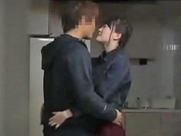 彼氏に隠れて居候のカレ友と不倫セックス