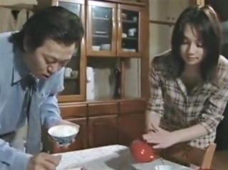 〖ﾍﾝﾘｰ塚本〗朝からエロざんまいの息子夫婦 嫁に発情した義父は盗撮がやめられない