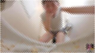 【トイレ嘔吐】臭そうな便器にゲロ吐く女。食中毒なのか部屋にもグロッキー女2人が。