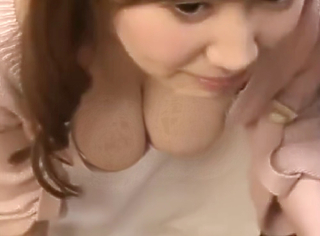 《おねショタ》「中出しOKだよ？♥」年下好きなムチムチ巨乳おっぱいお姉さんが友達の弟を胸チラで誘って童貞をうばう！