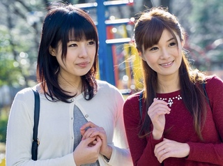 こんなカワイイ奥様二人とエロエロセックスしたい！二人っきりなら後ろめたいかもしれないが複数でだと楽しくないか？