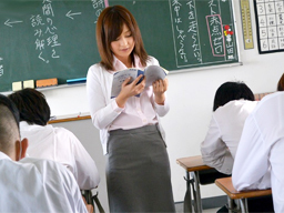 胸を躍らせて教育実習をスタートさせた美人先生が生徒の欲望の餌食に…