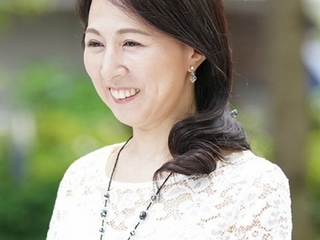 《四十路熟女》好奇心旺盛な48歳の奥様がAVに出演『服を脱ぐと小ぶりなオッパイに細身は体』この体に沢山の男が疼くだろう！