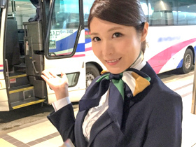 新宿で外国人観光客向けのパンフレットを配っていた制服美女を捕獲！