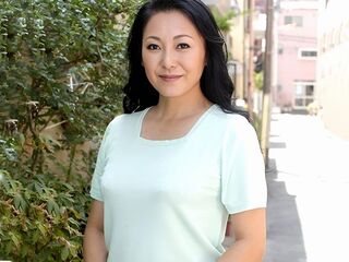 ＜五十路熟女＞ドS痴女なエロ巨尻おばさんが若きデカチンを貪る…濃厚フェラで誘惑する人妻熟女にデカチン突き刺し中出し不倫