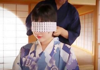 クビレ巨乳が艶めかしいショートヘアお姉さん♡浴衣姿で目隠しされて手マンで悶絶したら強引なフェラから立ちバックでイキまくる