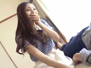 素人の綺麗なお姉さん女子大生が目の前のギンギン勃起チンポに絆されて挿入開始！生ハメピストンに激しく乱れる
