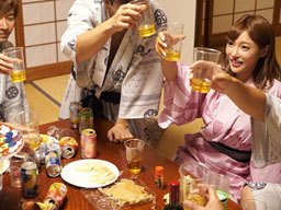 「ヤルんだったら早くやろ？」社員旅行で泥酔して乱交！