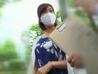 〖熟女ナンパ〗美意識高めの人妻を口説いてロケ車にご案内 電マの刺激に悶絶