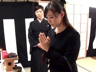 〖キャットファイト〗正妻と愛人がガチンコ対決 喪服を脱がせて熟女レズに突入