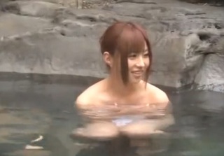 【温泉ミッション】「わ、私が洗いましょうか…♡」タオル一枚でスレンダー美乳おっぱいギャルが男湯に入り洗体サービスｗ