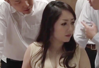 【熟女・女教師】「何なのアナタたち！」ムチムチ巨乳おっぱいおばさん先生が職員室でアナル晒し、ものさしを挿入される！