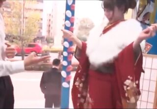 〈MM×新成人〉成人式帰りのナースさんを新春ブレイコーで外に彼氏がいるのに色白のパイパンまんこにちんぽ挿入毒液発射ww