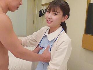【素人ナンパ】めちゃくちゃ可愛いのに中身は超スケベな看護師！会ったばかりの男のチンポをゴムなしでハメちゃうｗ