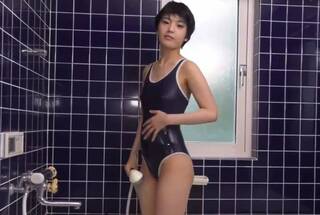 向井藍 スク水を着てシャワーを浴び上半身だけ裸になる