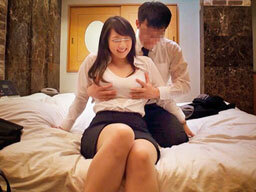 終電逃した人妻OLと若い後輩がホテルで二人きりになり不倫セックス♡