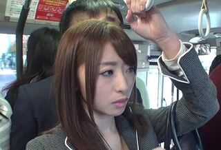 満員バスで痴漢されたパンストOLが発情したのかフェラしてセックスまでしちゃう 初美沙希