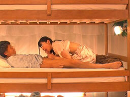 上に彼氏が寝ているのにお金に釣られて下段でカレ友とSEX