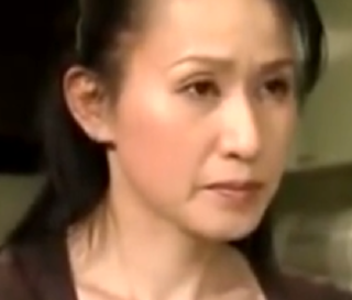 『ヘンリー塚本作品』「夫の連れ子にオナニーを見られたわ…」夫は塀の中…その夜、人妻の寝室に連れ子が現れ…