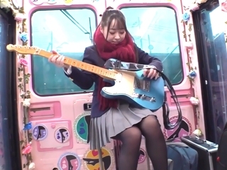 【マジックミラー便】ギターを背負った女子校生！黒タイツを穿いた軽音楽部女子がチンポを足コキする！【素人ナンパ】