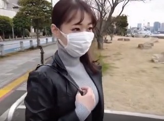 【人妻スレンダー】強引な男性に寄り添ってベロキスしては興奮止められない奥様