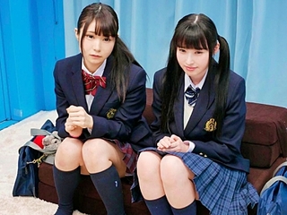 【素人】仲良くおっぱいを揉まれて感じちゃう♡『恥ずかしい』制服のＪＫとの乱交で恥じらいＳＥＸ