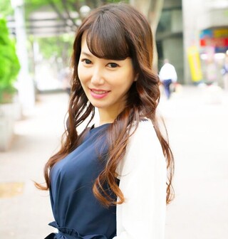 ☆人妻ナンパ☆ ３５歳だという旦那様とは半年も夜の営みがないとおっしゃるとっても綺麗でエレガントな美人奥さまがとびきりスケベな淫乱メス犬に豹変！昼下がりの繁華街で突然声を掛けてきた名前も知らないナンパ師に女心をくすぐられてソノ気になった欲求不満の清楚な人妻が魅せる淫らな姿を見逃すな！