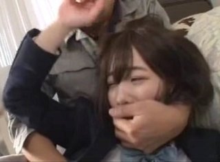 父親の不在中に住居侵入するレイプ犯に母親の前で犯される女子校生…