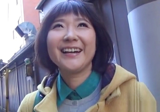 《五十路の人妻熟女》「ひぃ♥いっくぅ♥」ショートカットの若々しいムチムチ巨乳おっぱいの美魔女おばさんを口説いてセックス！