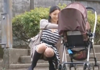 《着痩せ巨乳ママ》（ムラムラしちゃう♥）幼稚園に預けて家事中に、ふと膣がうずいて自慰行為にふけるスレンダー美人が卑猥ｗｗ