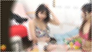 【トイレ脱糞】自宅で水着試着会を楽しむ関西女子2人。途中でお腹が痛くなり左が下痢便ぶっぴゅぶぴゅ。