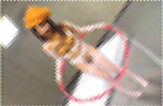 出したてのうんこを顔や体に塗られ、うんこ帽子をかぶって「フラフープ」させられる女性･･･新しいゆるキャラかな？