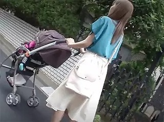 ベビーカーをおす人妻をいきなりレイプ！産後処女をチンポで貫くｗ