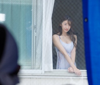 【人妻スレンダー】近くに住んでる男を誘惑し不倫ファックで喘ぎ散らす奥様