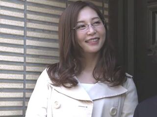 【熟女】夫婦で寝ている自宅ベッドで夫の後輩に抱かれる美魔女美女人妻…他人棒で寝取りハメの寝取られセックス【エロドラマ】