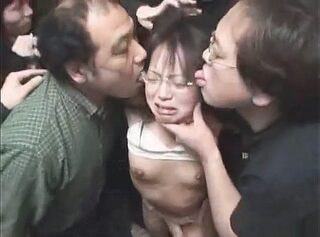 〈×レイプ〉ヤベェ物を見てしまった！地味系つるぺたメガネ女子をオッサンたちが剥いて中出し！号泣！（震